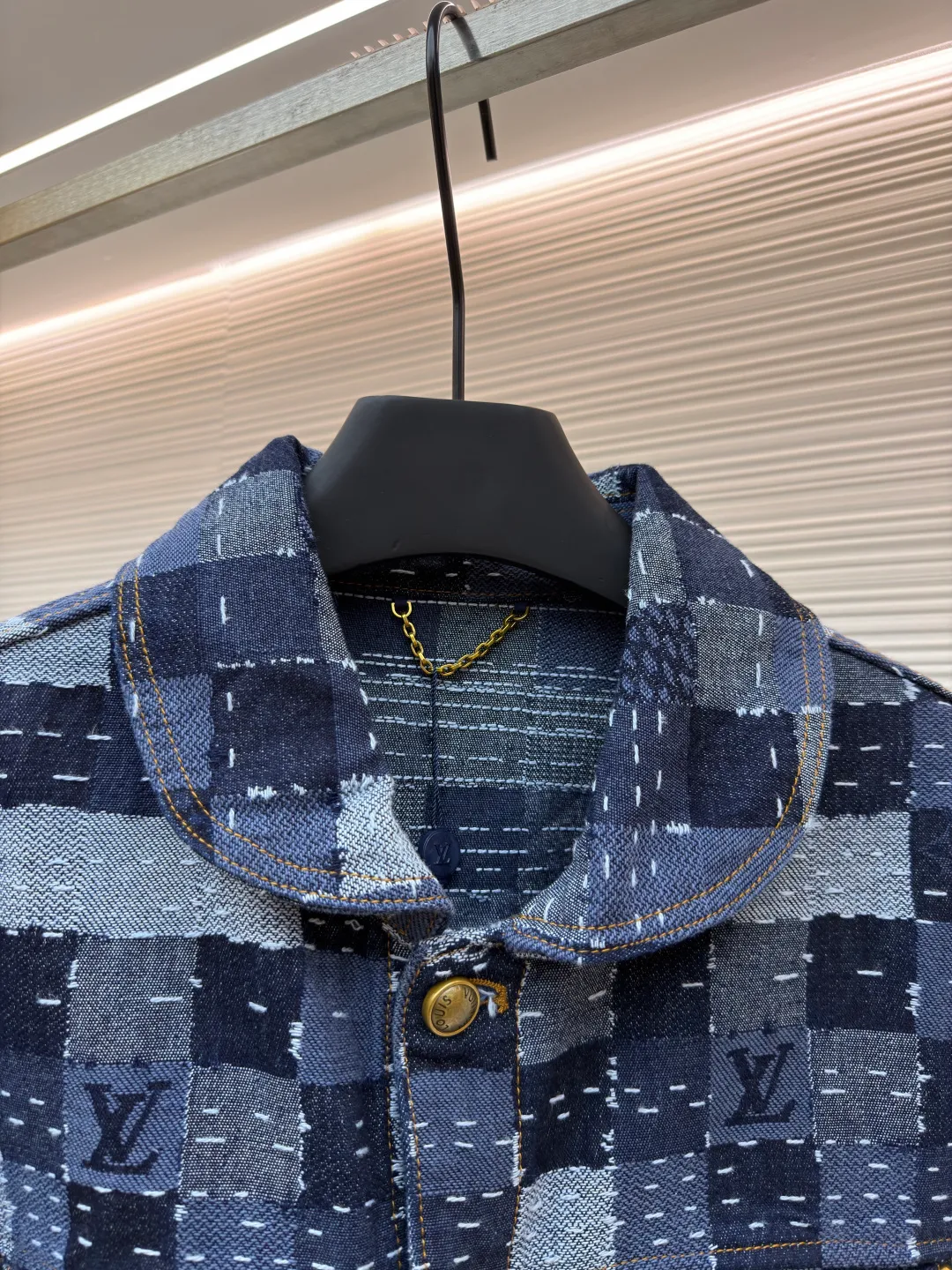 LOUIS VUITTON ●Description: Using denim fabric to create a standard version, the Damier jacquard texture pattern is presented through exquisite splicing technology, showing Nigo's deep understanding of Japanese traditional craftsmanship. The design cleverly combines workwear elements with modern aesthetics. The curved collar line is smooth and elegant, perfectly balanced with the overall silhouette. The details are embellished with shiny domed metal buttons and rivets, adding sophistication to the overall look. Adjustable straps at the back waist ensure comfort. The overall wiring is straight and delicate, the fabric is comfortable and soft, and the color is consistent without color difference. It can be matched with the same style to create a fashionable look and control various occasions. Customized accessories, complete with three standards, same style for men and women!
